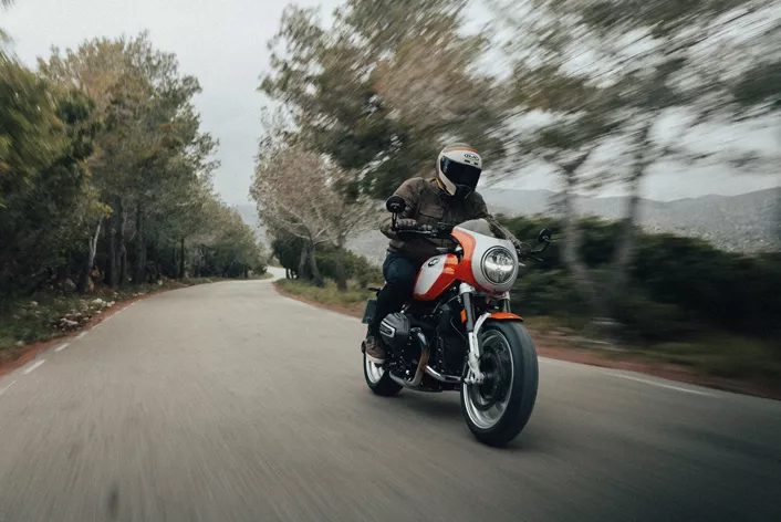A R 12 S é uma moto retro como manda o livro. Neste primeiro teste, procuro perceber por que razão as formas clássicas nos tocam tanto o coração.