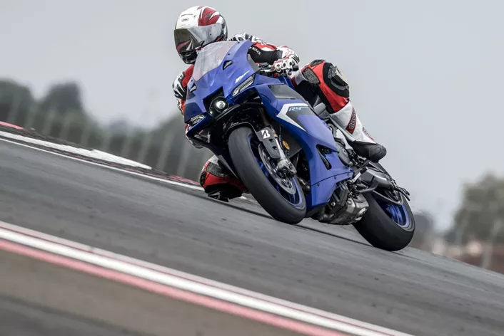 Com a R9, a Yamaha apresenta um capítulo totalmente novo na lendária série R. Esta máquina combina décadas de experiência em competição com a tecnologia mais moderna e estabelece novos padrões no segmento supersportivo. A R9 dirige-se tanto a motards que procuram a emoção da pista de corridas, como a entusiastas que preferem uma moto desportiva potente, mas ainda assim apta para o dia a dia.