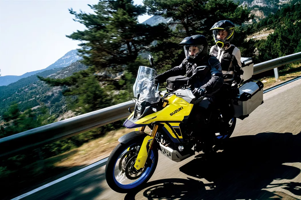 Suzuki V-Strom 800DE je od svog predstavljanja postala nezaobilazna među adventure motociklima. Bilo da planirate duge ture, spontane izlete po makadamu ili svakodnevnu vožnju gradom, ovaj srednje klase model se i dalje ističe svojom svestranošću i robusnim ovjesom. Za 2025. godinu, V-Strom 800DE dolazi s novim bojama, ali to nije sve!