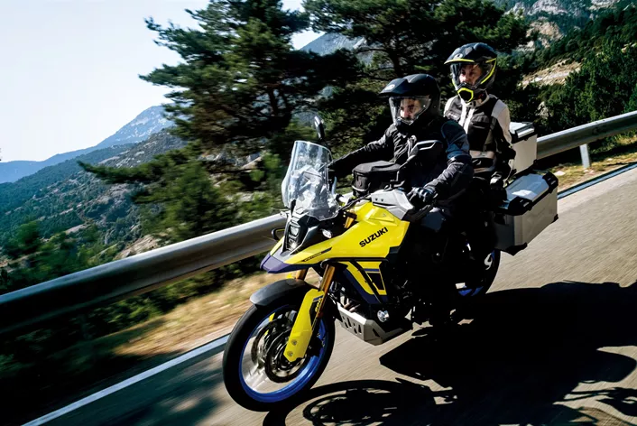 Suzuki V-Strom 800DE je od svog predstavljanja postala sinonim za adventure motocikle. Bilo da planirate duge ture, spontane vožnje po makadamu ili svakodnevne gradske avanture, ovaj model srednje klase nastavlja da impresionira svojom svestranošću i robusnim vešanjem. Za 2025. godinu, V-Strom 800DE donosi ne samo nove boje - očekujte još mnogo toga!