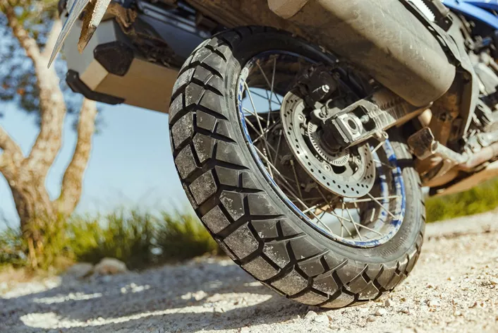 Reden drei Motorradfahrer über Reifen, gibt es meist (zumindest) vier verschiedene Meinungen. Nur weniges ist mehr von persönlichen Präferenzen und auch Erfahrungen abhängig, als die richtige Gummiwahl. Die Continental noch zusätzlich verfeinert: Denn mit dem TKC70 hat Conti als einzige Marke im Reiseenduro-Segment ein Produkt im Portfolio, wo es für ein und denselben Vorderreifen zwei verschiedene Hinterreifen zur Wahl gibt: Den "normalen" TKC70 sowie den TKC70 Rocks. Wolf war nicht nur mit beiden schon auf Reisen, er ist sie zuletzt in seinem Reisetest der Suzuki V-Strom 1050 DE unmittelbar hintereinander gefahren und beleuchtet die Unterschiede sowie die wichtigsten Entscheidungskriterien, die für den einen oder den anderen sprechen.