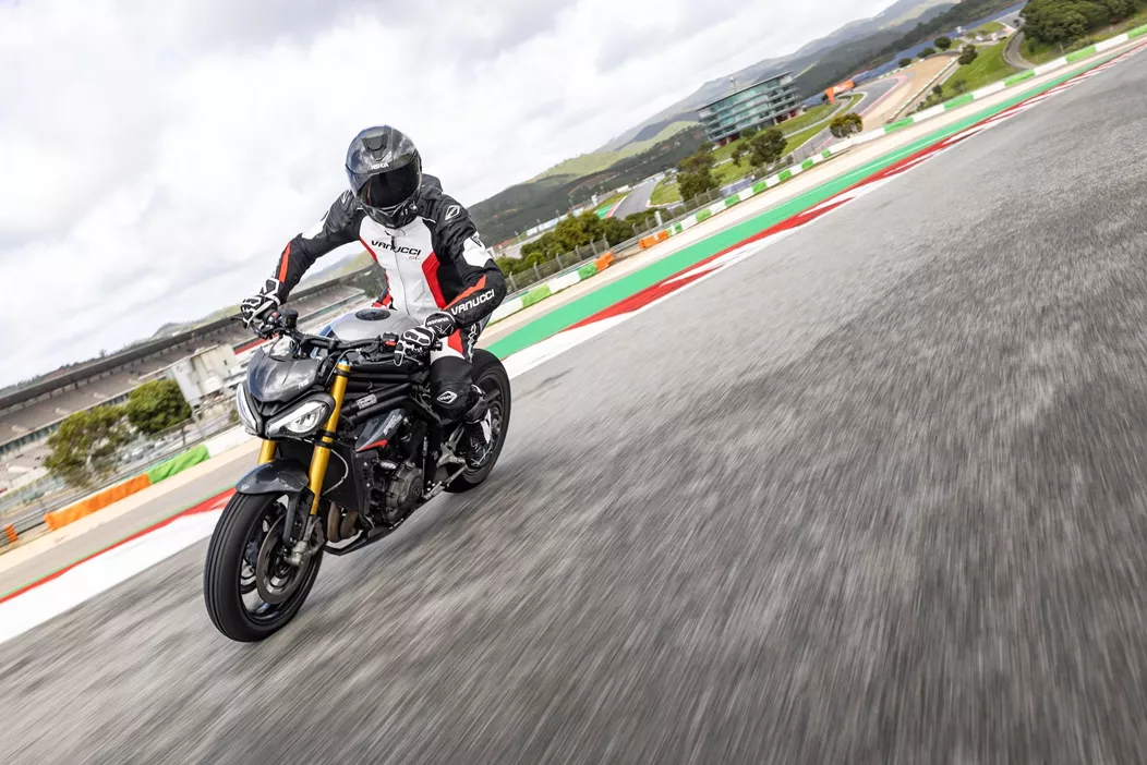 Vrlo je jednostavno. Uzmite 30 godina iskustva, kombinirajte ih s strašću i vrhunskom modernom opremom. Rezultat je prokleto dobar naked bike!