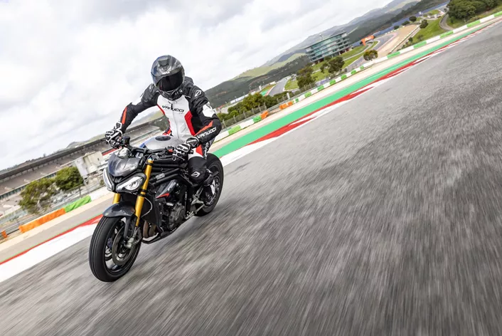 Je to jednoduché. Vezměte 30 let zkušeností, spojte je s vášní a špičkovou moderní výbavou. Výsledkem je sakra dobré naháče!