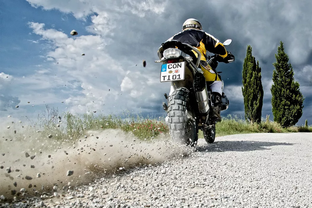 Kaum ein anderer Enduro-Reifen hat die Motorradwelt so nachhaltig geprägt wie der Continental TKC 80. Seit seiner Einführung im Jahr 1985 hat er sich einen Ruf als verlässlicher Begleiter für Offroad-Abenteuer und Straßenfahrten erarbeitet. Nun feiert der Alleskönner sein 40-jähriges Bestehen – mit einer Jubiläumskampagne und einer Sonderaktion für Endkunden. Laut Hersteller wurde der Reifen kontinuierlich weiterentwickelt, ohne sein unverwechselbares Profildesign aufzugeben.