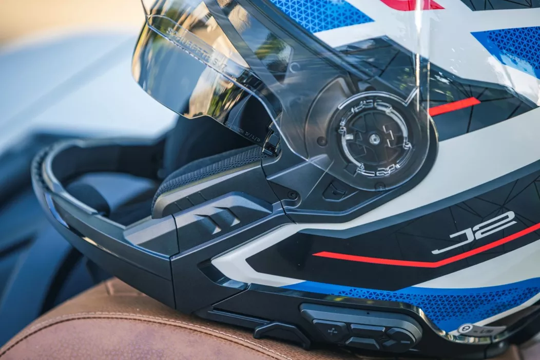 Moderne Motorradkommunikation trifft auf Premium-Helmtechnologie: Schuberth und Cardo Systems haben gemeinsam das SC EDGE entwickelt - ein nahtlos integrierbares Kommunikationssystem, das speziell für ausgewählte Schuberth-Helmmodelle konzipiert wurde. Erstmals auf der EICMA 2024 vorgestellt, kombiniert das SC EDGE modernste Intercom-Technologie mit einem schlanken, passgenauen Design. Laut Hersteller setzt es neue Maßstäbe in Sachen Motorradfahrer-Konnektivität. Aber was genau bekommt man für sein (noch unbekanntes) Geld ?