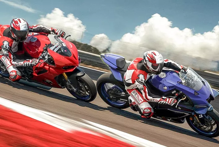 En esta comparativa analizamos a fondo dos de las deportivas más esperadas del momento: la Ducati Panigale V2 y la Yamaha R9. Dos propuestas que comparten el concepto de moto deportiva de media cilindrada, pero que representan filosofías muy distintas. La Panigale, pura esencia italiana, apuesta por la agilidad y el ADN de circuito, mientras que la R9 ofrece una deportiva versátil, accesible y práctica, sin renunciar a un alto nivel de prestaciones.