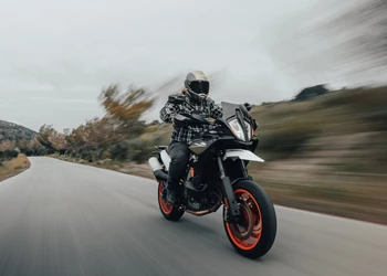 Schwer unterschätzt? Die KTM 890 SMT Schwer unterschätzt? Die KTM 890 SMT