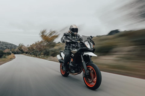 Schwer unterschätzt? Die KTM 890 SMT Schwer unterschätzt? Die KTM 890 SMT