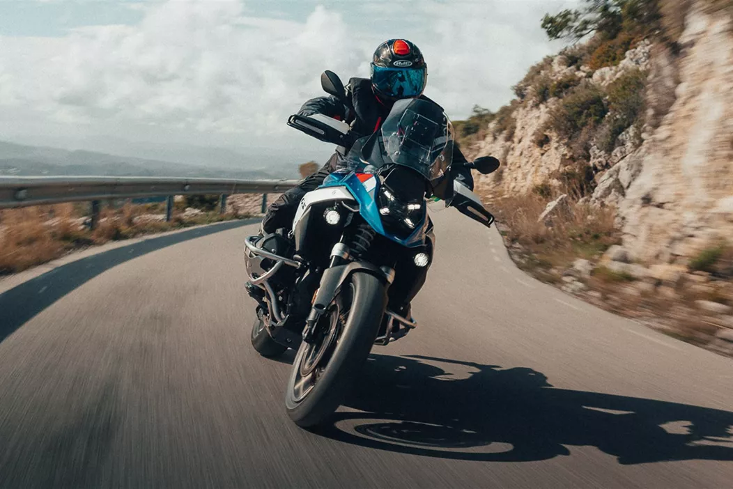 Jamais auparavant un test longue durée de 1000PS n'a rencontré autant de problèmes dès le début que notre BMW R 1300 GS ! Après deux moteurs de remplacement et plusieurs relais de démarrage, la polyvalente par excellence se présente enfin comme elle aurait dû l'être dès le départ : fiable, confortable et toujours aussi sportive ! La grande bavaroise entame sa nouvelle saison avec de nombreuses pièces Wunderlich et des pneus Pirelli en Espagne.