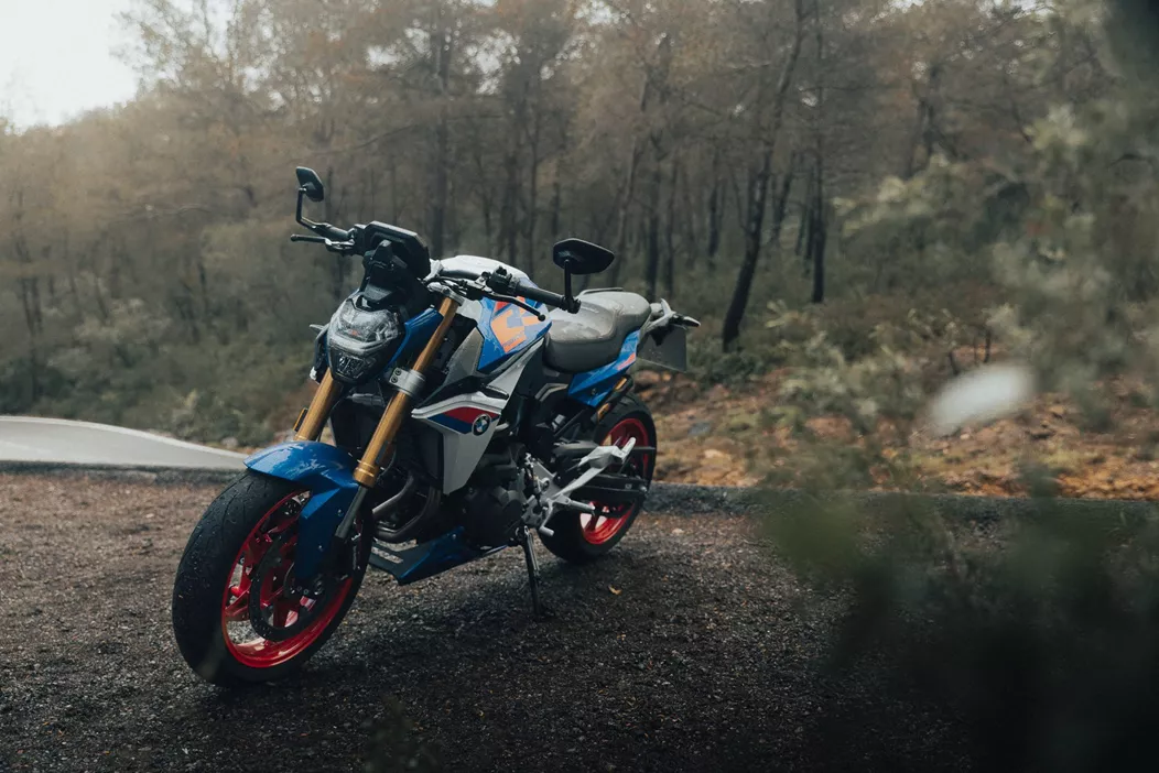 La BMW F 900 R est l'un des best-sellers du marché des naked bikes. Mais pourquoi ? Ce n'est ni une machine au design époustouflant ni une bête de puissance, et pourtant, des milliers de motards choisissent ce modèle. La raison de son succès en 2025 repose-t-elle sur la sagesse et la rationalité ?