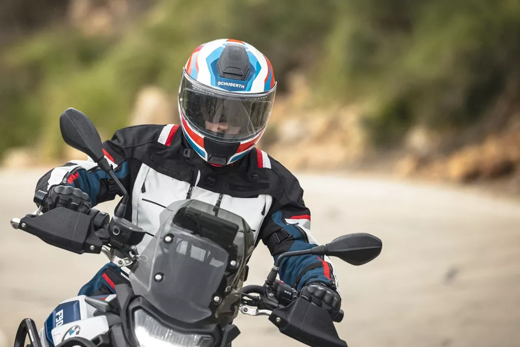 Schuberth élargit sa gamme avec le nouveau casque modulable Concept. Ce modèle, visant un public plus large que les casques premium de la marque, sera exclusivement disponible chez Louis.