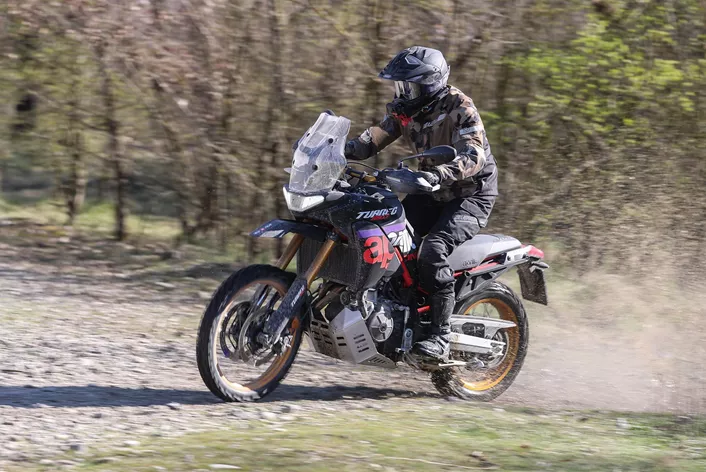 Objavte Aprilia Tuareg Rally 2025: 80 koní, 199 kg, rallye DNA. Test s jazdeckými dojmami a technickými detailmi pre offroad nadšencov.