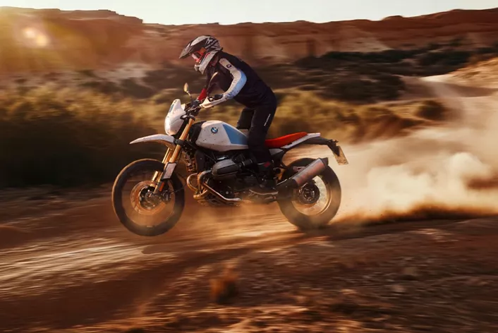 BMW Motorrad enrichit sa gamme R 12 avec la nouvelle R 12 G/S, une enduro conçue pour séduire à la fois sur route et en tout-terrain. Son design classique évoque la légendaire R 80 G/S.