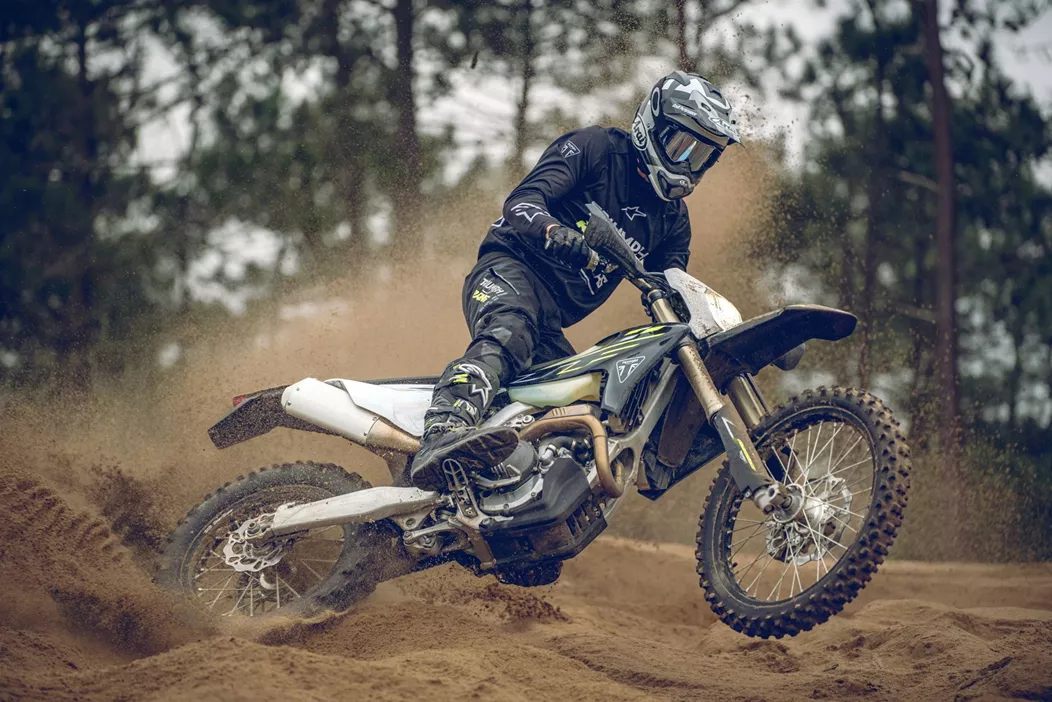 Avec les modèles TF 450-E et TF 250-E, TRIUMPH Motorcycles fait pour la première fois son entrée dans le secteur de l'Enduro. Ces nouvelles sportives d'Enduro ont été développées en collaboration avec des pilotes renommés comme Iván Cervantes et Paul Edmondson, et seront disponibles chez les concessionnaires TRIUMPH à partir d'avril 2025.