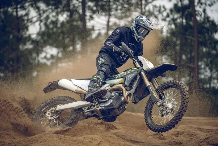 S modelima TF 450-E i TF 250-E, TRIUMPH Motorcycles po prvi put ulazi u segment enduro motocikala. Dvije nove sportske enduro mašine razvijene su u suradnji s renomiranim vozačima poput Ivána Cervantesa i Paula Edmondsona, a dostupne su kod TRIUMPH dilera od travnja 2025.