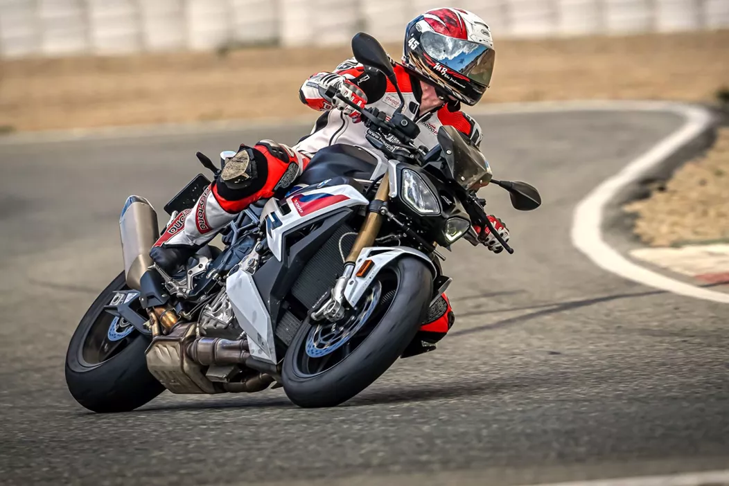 Plus de couple, plus de raffinement, plus de plaisir de conduite : la BMW S 1000 R 2025 s’affirme mature et puissante. Mais est-ce suffisant pour s'imposer face à la forte concurrence du segment des roadsters naked ?