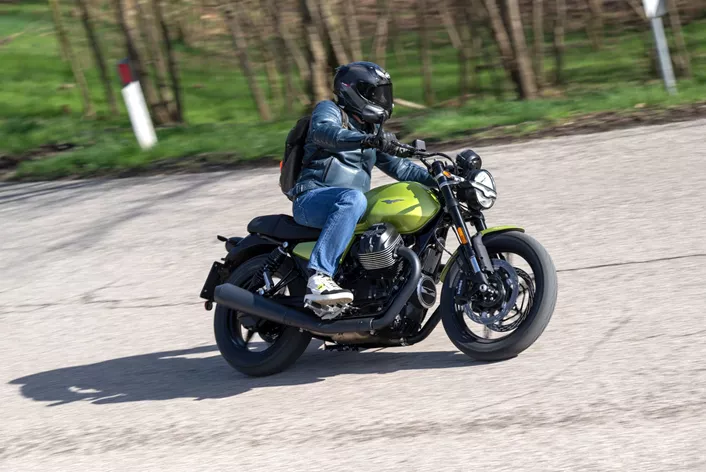 A Moto Guzzi a 2025-ös évre jelentős fejlesztéseket eszközölt a V7 sorozaton. A V7 Sport terén a legkiemelkedőbb a fejlődés, de a Stone és Special modellek is lényegesen jobbak lettek elődeiknél.