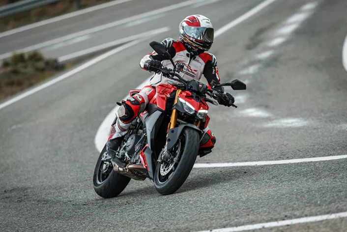 Ducati, Streetfighter V2 ile "Streetfighter" ruhunu yeniden canlandırıyor - radikal, keskin ve tavizsiz yola adanmış olarak. Yeni Panigale V2'nin özü en önemli unsurlara indirgenmiş ve sonuç olarak hem deneyimli sürücülere hem de yeni başlayanlara maksimum sürüş keyfi sunan bir Naked Bike ortaya çıkmış.