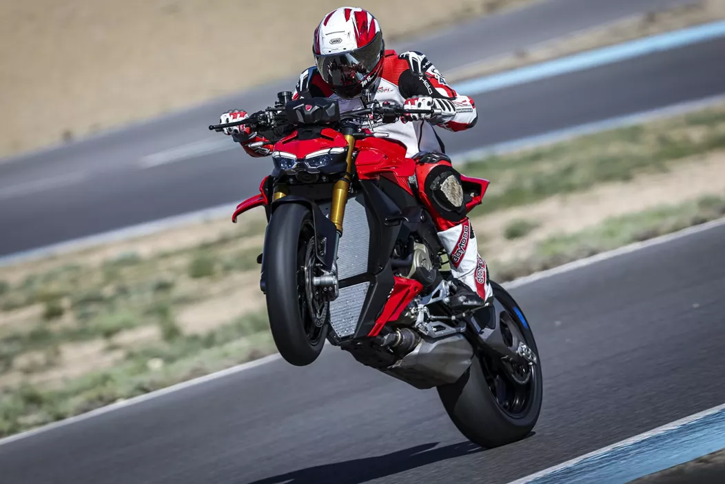 Avec la nouvelle Streetfighter V4, Ducati dévoile un roadster qui redéfinit les standards en termes de performance, technologie et design. Plus que jamais inspirée de la Panigale V4, la Streetfighter s'approprie le moteur, le châssis, l'électronique et de nombreuses mises à jour techniques directement issues du superbike.