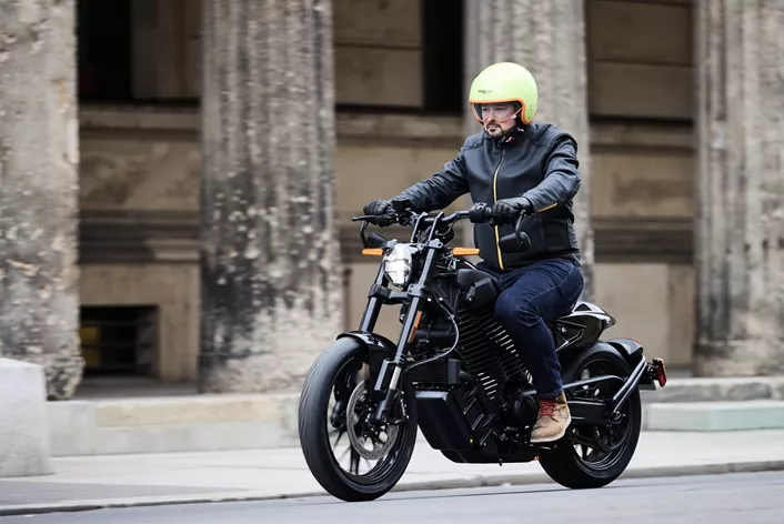 Leta 2025 LiveWire prinaša v Evropo dva električna motocikla na osnovi modularne platforme Arrow: S2 Alpinista in novi S2 Mulholland se pridružujeta modelu S2 Del Mar. Testna vožnja v Berlinu.