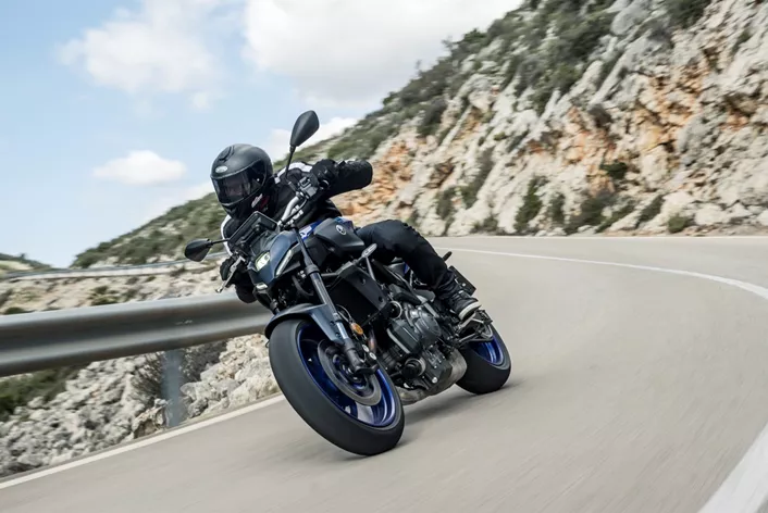 La MT-07 revêt une importance capitale pour Yamaha. Depuis son lancement en 2014, environ 195 000 unités ont été vendues rien qu'en Europe. Pour l'année 2025, Yamaha a offert une mise à jour majeure à la MT-07 afin que cette quatrième génération devienne plus mature et attire davantage de motards. Et je vous le dis tout de suite : c'est un succès. La nouvelle Yamaha MT-07 est sans aucun doute la meilleure que nous ayons connue à ce jour. Cependant, cela pourrait bien engendrer un problème de luxe pour Yamaha et ses concessionnaires.