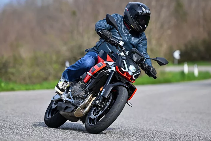 Selbst erfahrene Sportfahrer werden auf der Tuono 457 das Aug‘ aufreißen, weil das Potenzial zum Feuergeben so groß ist. Trotz A2-konformer 48 PS.