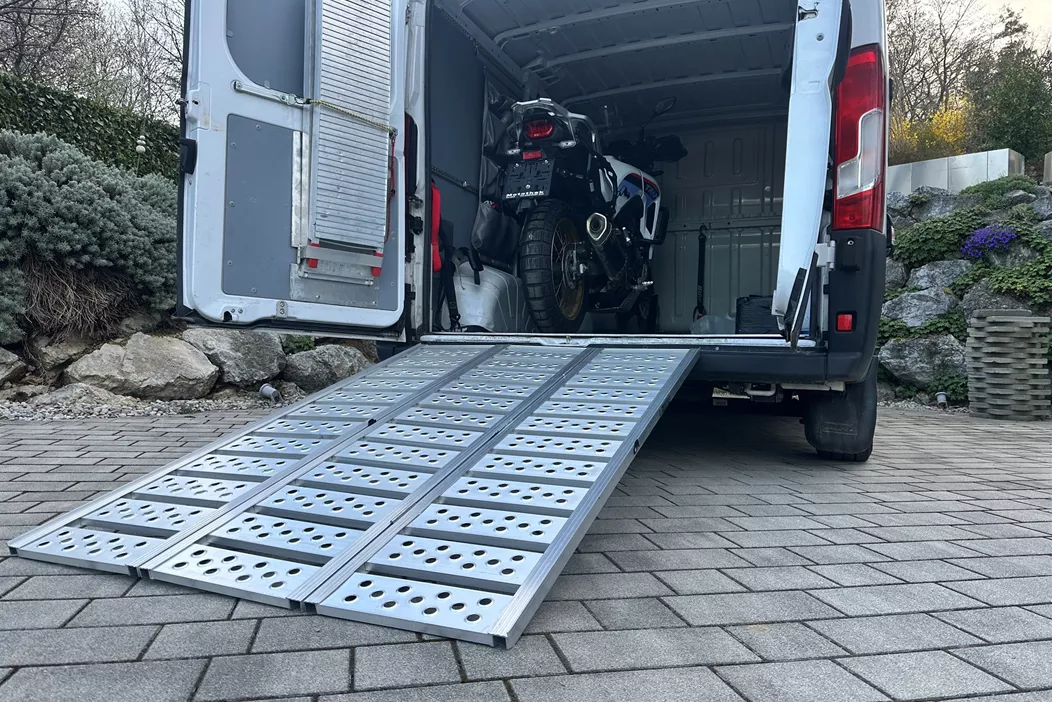 Loading large motorcycles can be tricky. A wide ramp makes balancing much easier. An experience report.