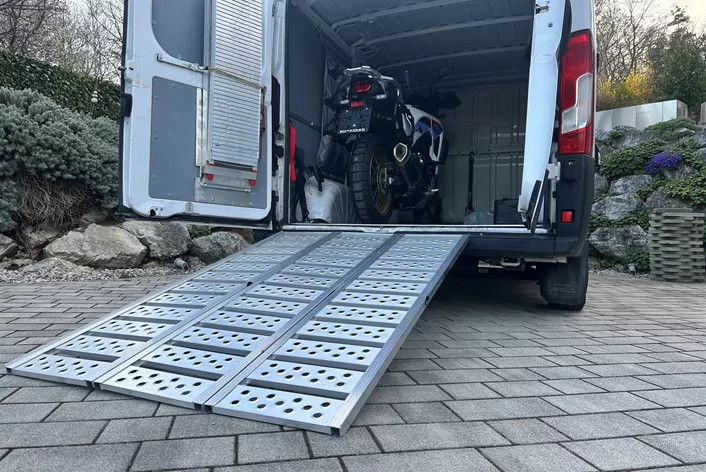 Große Motorräder zu verladen kann knifflig sein. Mit einer breiten Rampe gelingt der Balanceakt leichter. Ein Erfahrungsbericht.