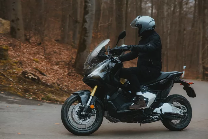 In Switzerland, we put the Honda X-ADV 2025 through its first everyday test. This ride, straddling the line between luxury scooter and adventure bike, promises versatility—but does it deliver? We scrutinize agility, comfort, and off-road potential through five challenges. Our report reveals whether the 2025 upgrades make a difference and if this hybrid truly revolutionizes the daily ride.