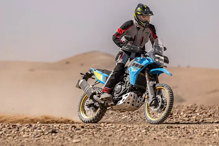 Die Yamaha Tenere 700 und ihre Rally-Modellschwester wurden für das Jahr 2025 größer überarbeitet. Ob die T7 ihren puristischen Charakter behält, oder sich nun durch Traktionskontrolle und Fahrmodi ganz anders anfühlt, haben wir beim ersten Test in Marokko herausgefunden.