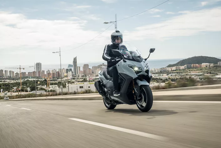 2001 hat Yamaha mit dem ersten TMAX – nach eigenen Angaben – das Segment der Maxi-Scooter / Sport-Scooter begründet. 2025 geht der Rolle in seine neunte Generation, ist rundum schick gemacht worden und bietet ganz viel Ausstattung für seine Fahrer. Aber: Der gute TMAX Tech Max hat einen stolzen Preis. Vielleicht sogar etwas zu stolz.
