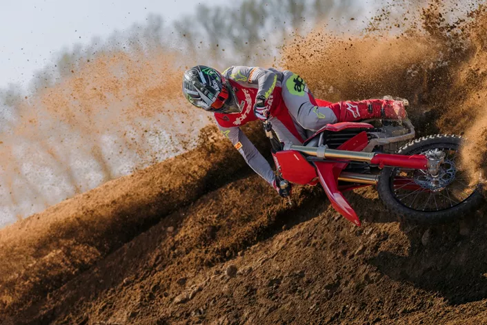 Mit der Desmo450 MX bringt Ducati erstmals ein Motocross-Bike. Der neue Einzylinder vereint Rennsport-Erfahrung mit desmodromischer Technik und fortschrittlicher Elektronik.