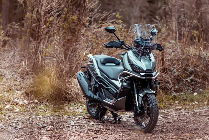 With the new Zontes 368G, the Chinese manufacturer aims to shake up the European market and prove that modern scooter technology isn't just reserved for the big names. Can this adventure scooter stand out in everyday life?