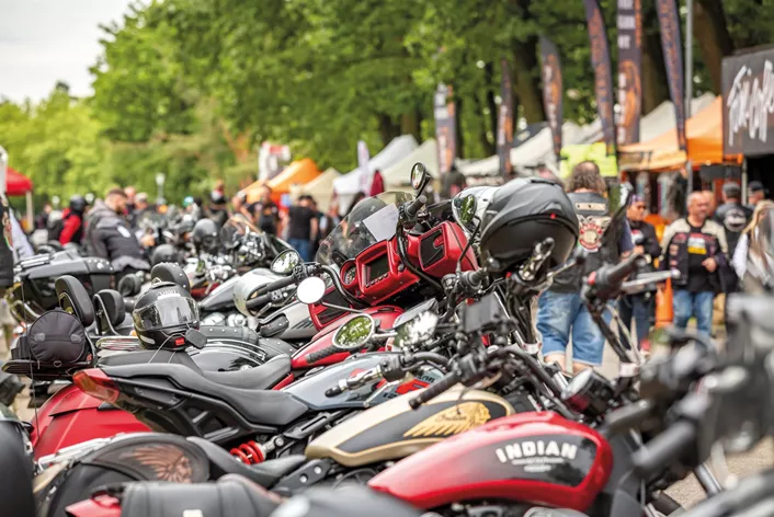 Indian Motorcycle kündigt das fünfte Indian Riders Fest (IRF) an, das 2025 vom 19. bis 22. Juni in Tschechien stattfindet. Zum Jubiläum zieht das Festival an einen neuen Veranstaltungsort am Ufer des Lipno-Stausees in Lipno nad Vltavou, einem bekannten Ferienort in der südböhmischen Region.