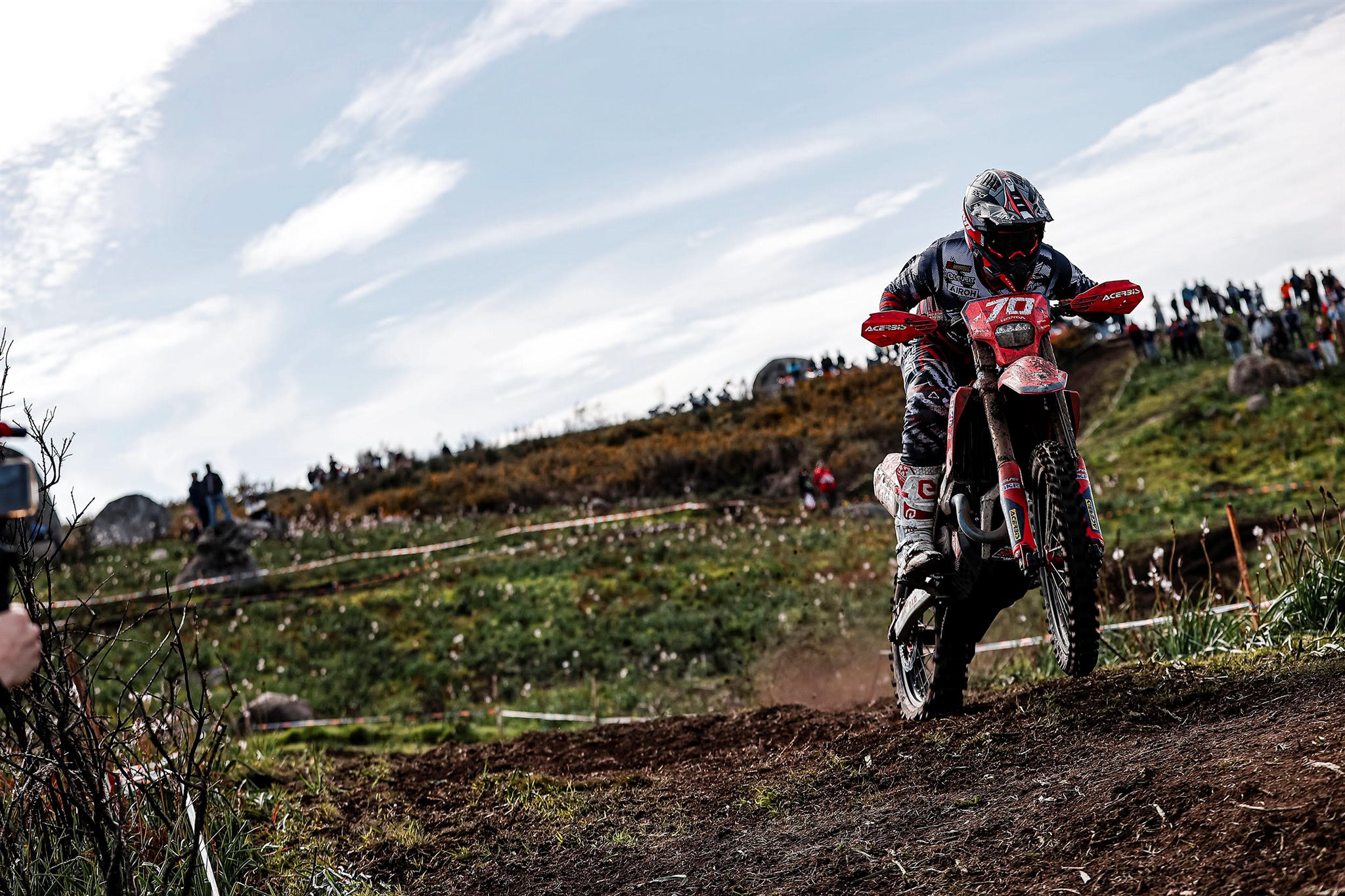 A tough start to the 2025 EnduroGP season for Steve Holcombe: After dominating early on in Portugal, the British rider was forced to retire due to a knee injury on day two.
