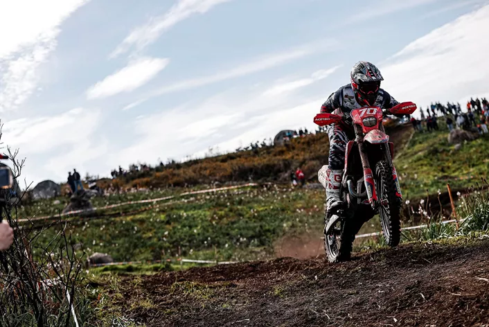 A tough start to the 2025 EnduroGP season for Steve Holcombe: After dominating early on in Portugal, the British rider was forced to retire due to a knee injury on day two.