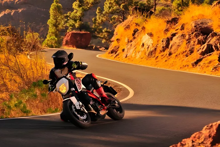 Jusqu'en 2011, la KTM Duke était essentiellement une Supermoto. En 2012, elle est devenue un Naked Bike. Pour les initiés, elle est devenue trop sage, mais économiquement, elle a connu plus de succès. Regardons en arrière !