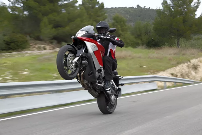 A Retrospective Look at My Test Ride with the Honda VFR800X Crossrunner! Meeting again after 14 years: An emotional reunion