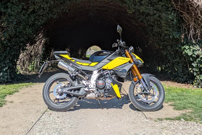 W 2025 roku włoski producent Fantic Motor wprowadza na rynek nowe nakedbike dla klasy A1 - Stealth 125. To nowoczesne, bardzo sportowe nakedbike dostępne w czerwonej i żółtej kolorystyce ma wszystko, czego pragnie serce młodego motocyklisty. Dlaczego mimo wysokiej jakości komponentów jest liderem pod względem stosunku jakości do ceny, dowiecie się w tym artykule.