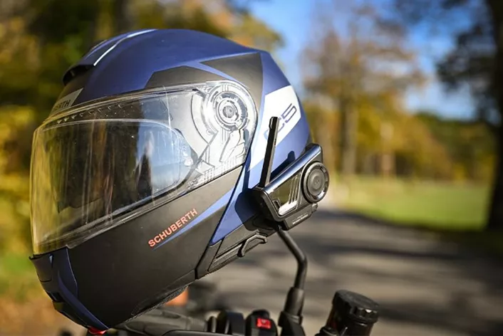 El 60S es el nuevo buque insignia de los sistemas de comunicación de SENA. Promete superar al 50S en todos los aspectos y ofrece tecnologías revolucionarias, como una comunicación de alcance ilimitado. Hemos puesto a prueba si el SENA 60S puede cumplir con estas grandes promesas en el día a día sobre la moto.