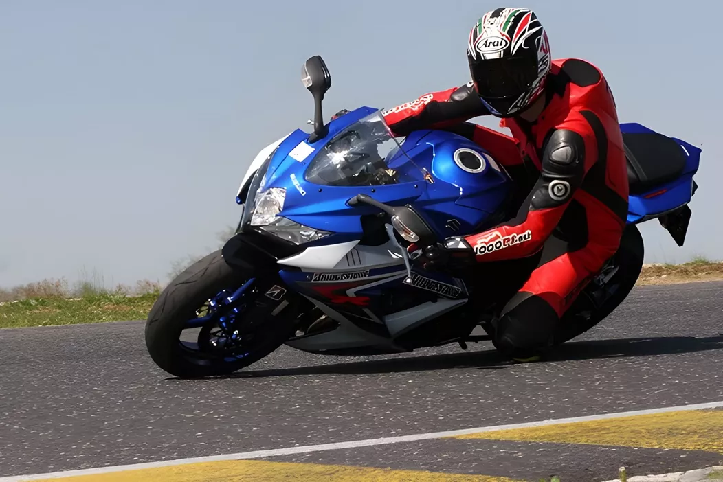 Suzuki GSX-R 750 im Retrotest. Von der Rennstrecke in die Herzen der Community. Der unerwartete Champion beim Test 2008.