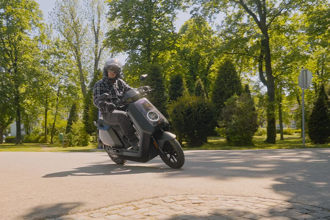 Der Name klingt wie ein Industrieprodukt - NQiX 500. Doch hinter dem sperrigen Kürzel steckt ein E-Roller, der vieles besser macht als die Konkurrenz: 100 km/h Spitze, App-Steuerung, großer Stauraum und das Ganze unter 4.500 Euro