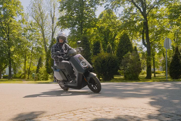 Ime zveni kot industrijski izdelek - NQiX 500. A za tem okornim imenom se skriva e-skuter, ki premaga konkurenco na več področjih: 100 km/h največja hitrost, upravljanje prek aplikacije, velik prostor za shranjevanje, vse to pa za manj kot 4.500 evrov.