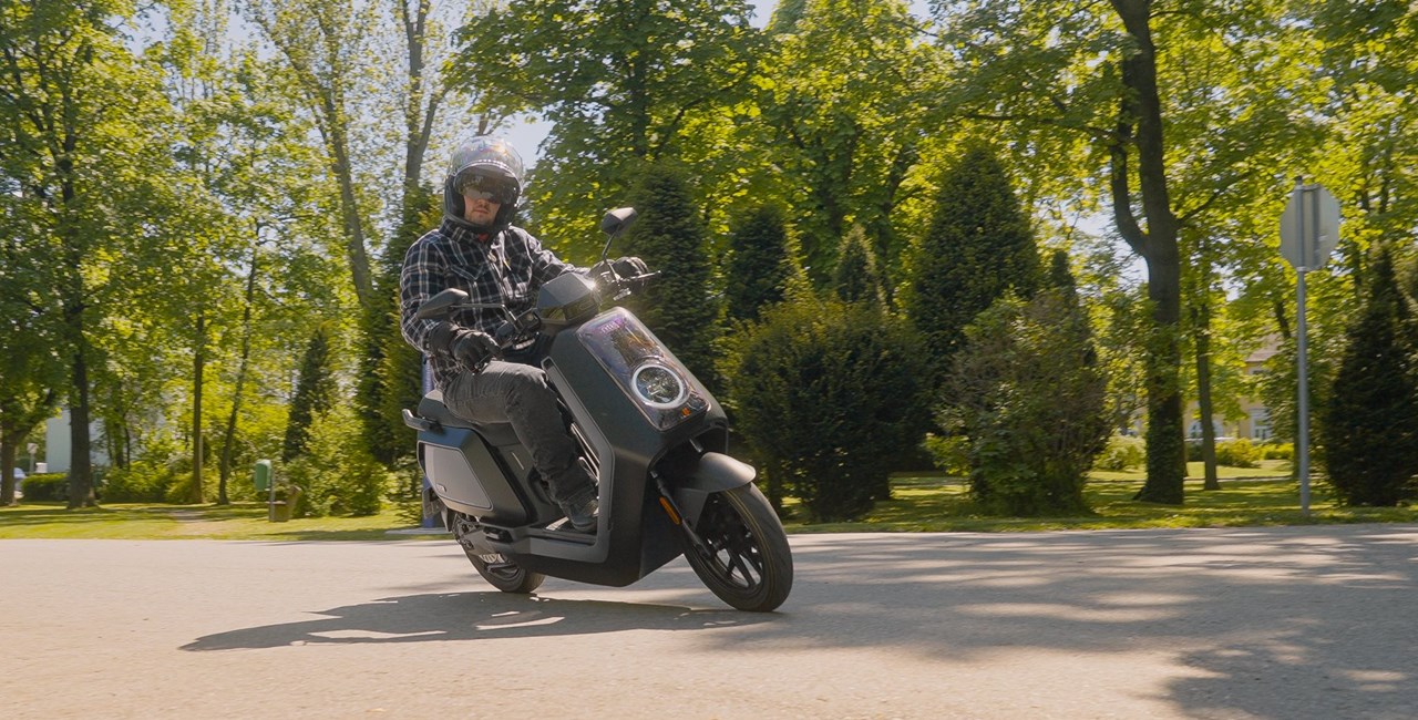 NIU NQiX 500 Test 2025: Elektrischer A1-Roller im Alltag