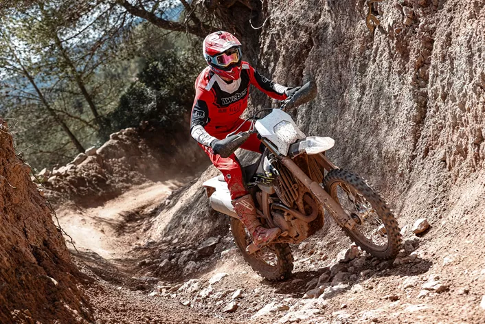 Met de TF 250-E en TF 450-E betreedt Triumph voor het eerst de sportenduro-sector. Dirtbike-expert Busty Wolter heeft de twee offroad-racers getest.