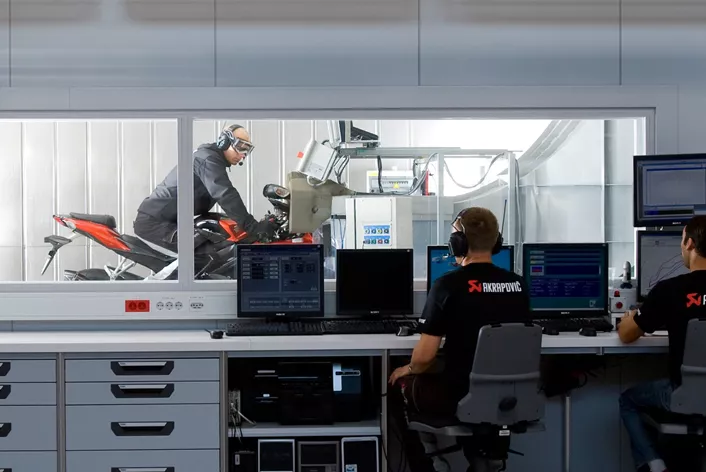 Kako sezona vožnje 2025. godine počinje, proizvođači i tjuneri širom Evrope se ponovo suočavaju sa sve strožijim propisima o emisijama, posebno sa uvođenjem Euro 5+. Ipak, usred ovog regulatornog pritiska, jedna kompanija se i dalje izdvaja kroz hrabru inovaciju i inženjersku izvrsnost: Akrapovič. Više od tri decenije, slovenački specijalista za izduvne sisteme ne samo da se prilagodio ovim izazovima već ih je pretvorio u prilike da predvodi u motosportu i vrhunskim aftermarket rešenjima. Koja je tajna njihovog kontinuiranog uspeha? 1000PS je seo sa timom Akrapovič na ekskluzivni intervju.