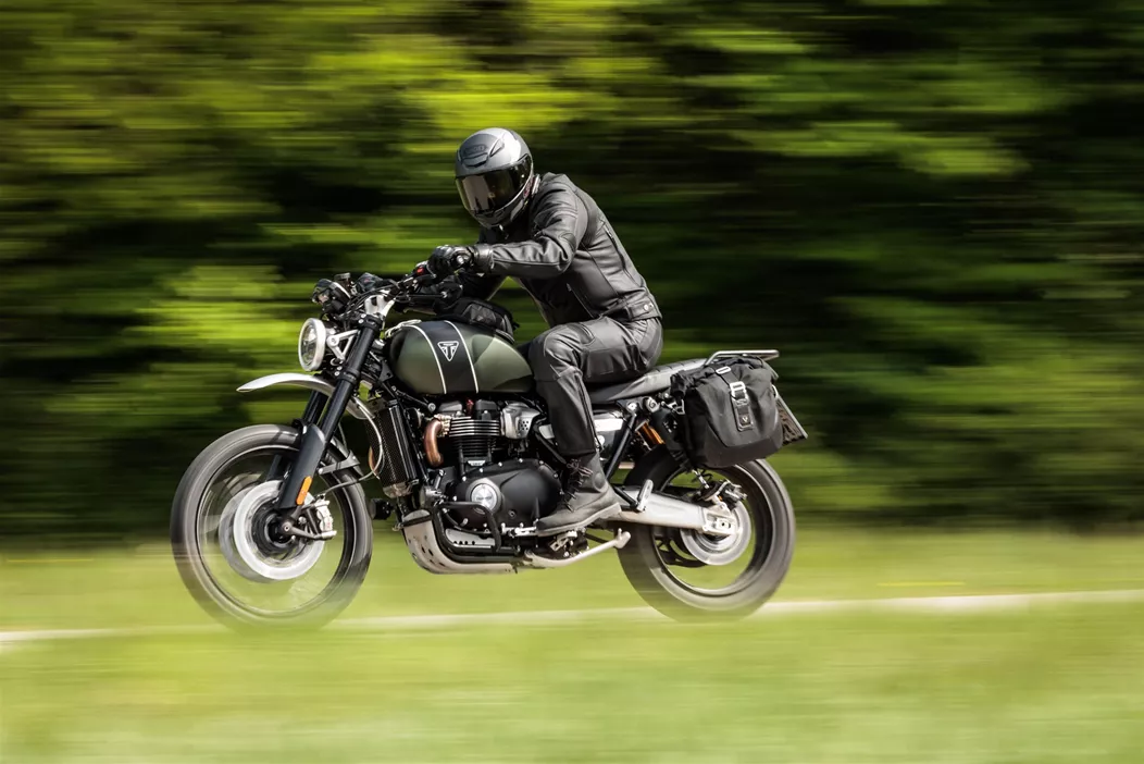 Eine Ledertourenkombi für (fast) alle Jahreszeiten, die sich auf einem Naked genauso wohlfühlt wie auf einer Scrambler oder einem Tourensportler? Warm bei Kälte, kühl bei Hitze, mit atmungsaktivem Material, herausnehmbarem Innenfutter, vorbereitet für ein Airbag-System, in Damen-, Herren-, Lang- und Untersetztengrößen? Klingt wie Wunschdenken, ist aber Realität.
Getreu dem Motto "Aller guten Dinge sind 3+1" schickt Held die vierte Generation seiner bewährten Cosmo-Tourenkombi ins Rennen – und diesmal in einer noch sportlicheren Aufmachung.