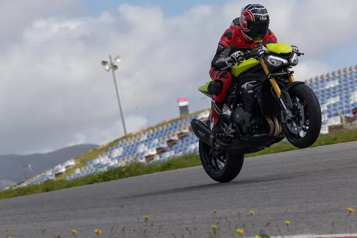Triumph kombinuje u elegantnom modelu Speed Triple 1200 RX najbolje iz dva sveta: eleganciju naked motocikla sa preciznošću supersportskog motocikla. Sa dubljim clip-on upravljačima, sportskijom pozicijom sedenja i poluaktivnim Öhlins ogibljenjem treće generacije, ograničena serija na 1200 primeraka iznenađuje na trkačkoj stazi – i izaziva vozača.