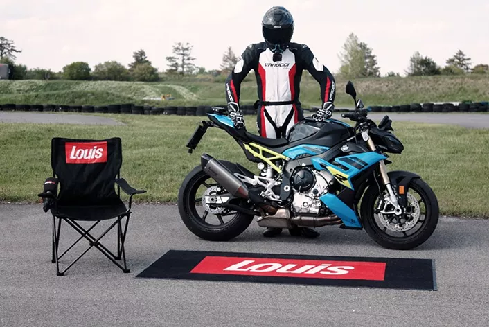 Nowa generacja BMW S 1000 R chce nie tylko zadziwiać. W teście 1000PS Najlepszy Czas pokazuje, jak brutalna moc i najnowocześniejsza technologia mogą współgrać w doskonałej harmonii.