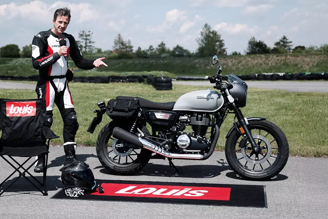 Die Honda GB350 S überrascht auf der 1000PS Bestzeit mit stoischer Gelassenheit, butterweichem Motorlauf und echtem Retro-Charme. Doch kann sie auf dem engen Kurs auch überzeugen?